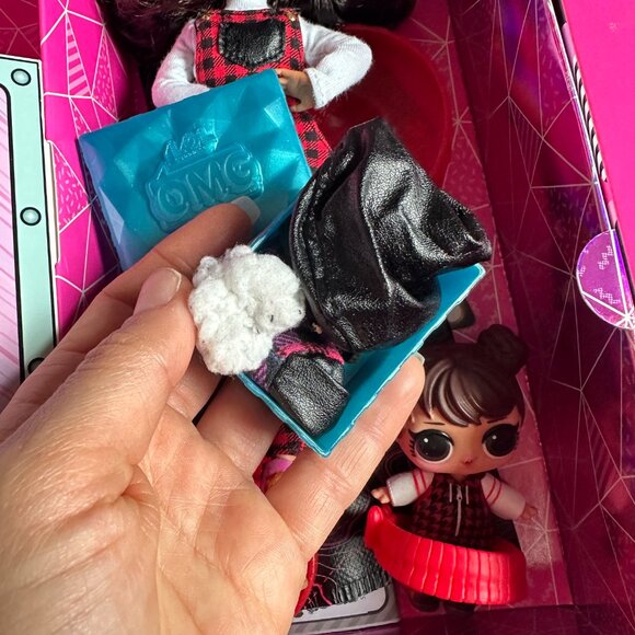 L.O.L. Surprise OMG Winter Chill Camp  Doll & Sister Babe in the Woods - EUC - Picture 11 of 11